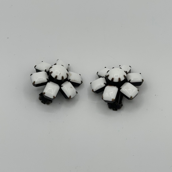 Vintage Weiss Earrings White Milk Glass Clip On Signed - Picture 5 of 6